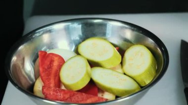 Deniz tuz ve biber taze sebze kaydırmak için sağlıklı lezzet çeşni olarak ekleme eller