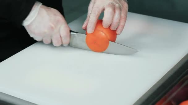 男性手在白色的切割板上切西红柿。蔬菜沙拉的准备。蔬菜沙拉配料. — 图库视频影像