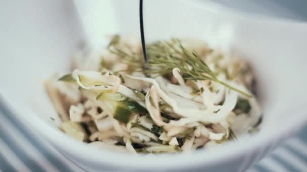 Beyaz plaka ve sağlıklı beslenme bir çatal salata. Clouse kadar. Kadın salata çatalla alır. — Stok video