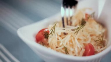 Clouse gıda kadar. Sebze salatası çatalla büküm ve çatal götürüp