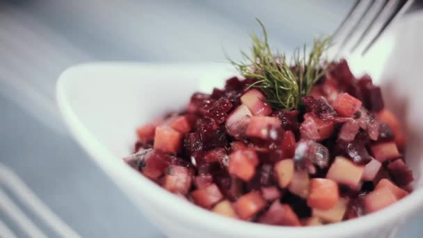 Clouse upp mat. Kvinnlig hand tar en sallad med en gaffel från en tallrik — Stockvideo