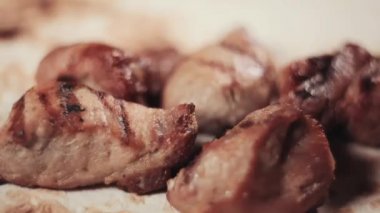 Clouse gıda kadar. Hazır şiş kebap. Gelen domuz eti şiş kebap. Şiş kebap soğan ile serpilir. Soğan parçalarını bir şiş kebap düşüyor.