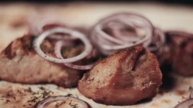 Clouse gıda kadar. Domuz etli soğan ve otlar, üzerinden şiş kebap pide bir sayfasına görev yaptı. Şef şiş kebap Yeşiller sprinkles.