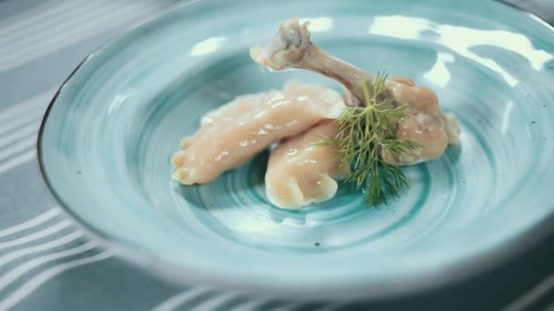厨师在蓝盘子里倒汤。鸡腿、饺子、绿叶汤. — 图库视频影像