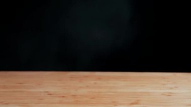 Clouse gıda kadar. Hazır şiş şiş üzerinde. Bir el ahşap bir masa üzerinde bir şiş şiş kebap açar. Siyah arka plan