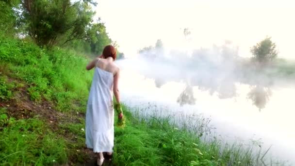 안개가 자욱한 강에서 여성을 따르는 장면 — 비디오