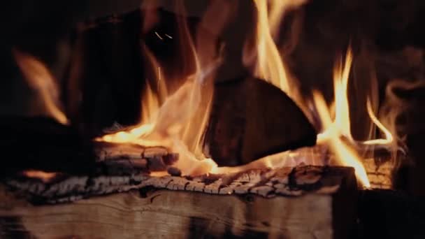 Queimando fogo brilhante na lareira tijolos — Vídeo de Stock