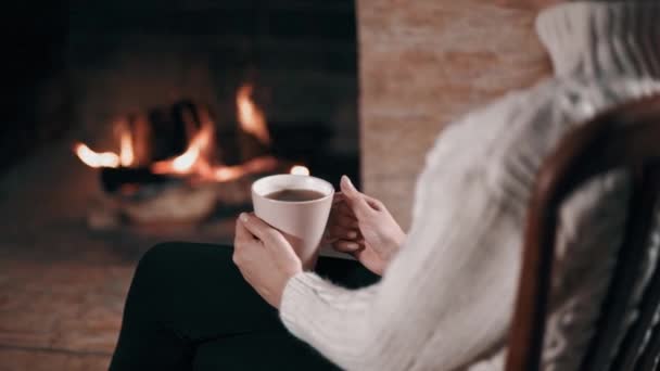 Ragazza in maglione ottenere caldo con il tè — Video Stock