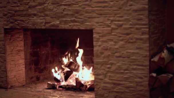 Hořící oheň v cihlovém krbu doma — Stock video