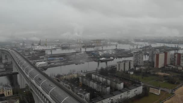 Una vista sobre el puente en el paisaje urbano gris — Vídeo de stock