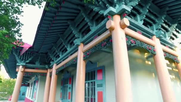 Prachtige oude boeddhistische tempel met kleurrijk dak — Stockvideo