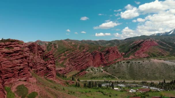 Vue panoramique sur les montagnes avec rochers et arbres et rivière de montagne — Video