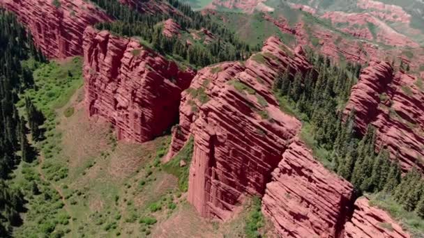 Blick von oben auf Felsen mit Hügeln im Hintergrund — Stockvideo