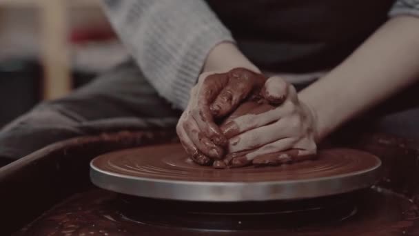 Närbild skott av en mästare kvinnliga keramik gjutning våt lera i en skål på spinning keramik hjul. — Stockvideo