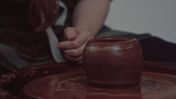Pottenbakkerijproducten in een aardewerk — Stockvideo