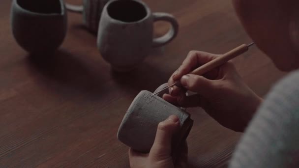 Fille faire des plats d'argile dans un atelier, une étape de dessin d'un modèle — Video