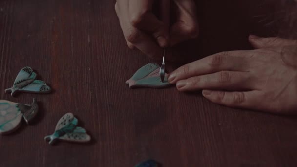 Prozess der Herstellung von handgefertigtem Schmuck im Kreativatelier. Schmuckdesignerin fertigt Ohrringe in Werkstatt. — Stockvideo
