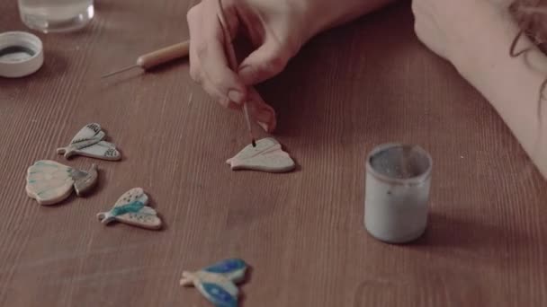 Proces van het creëren van handgemaakte sieraden in creatieve studio. Sieraden ontwerper oorbellen maken in werkplaats. — Stockvideo
