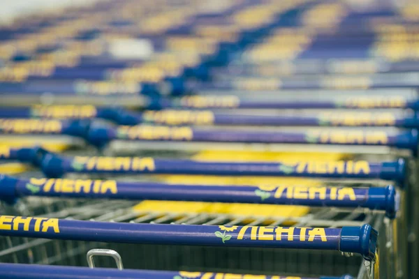 Lenta hipermarketinde alışveriş arabaları. Rusya 'da süpermarket