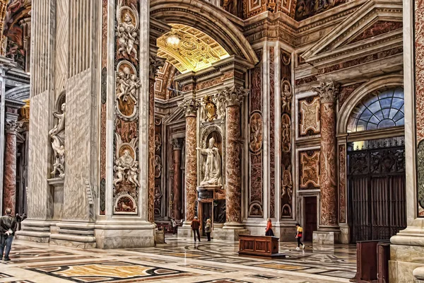 ROMA, ITÁLIA - 10 de abril de 2016: Interior da Basílica de São Pedro . — Fotografia de Stock