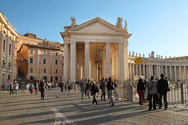 Roma, Italia - 10 DE ABRIL DE 2016: Plaza de San Pedro (Vaticano, Roma — Foto de Stock