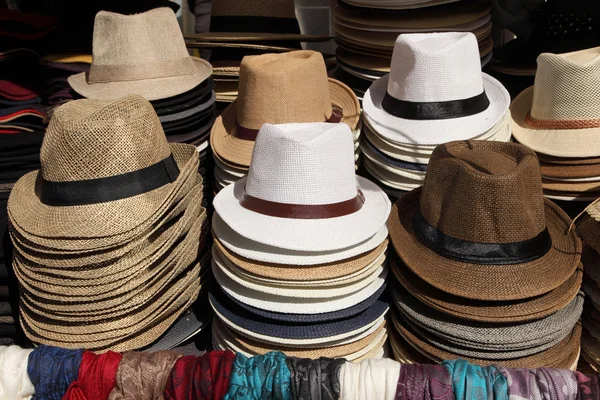 Dámské letní klobouky a šátky na tržišti — Stock fotografie