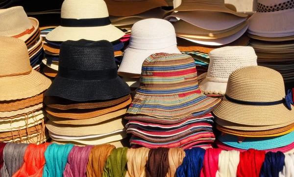 Vrouwen zomer hoeden en sjaals bij de straatmarkt — Stockfoto