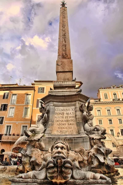 Roma, Italia - 9 de abril de 2016: Fontana del Pantheon was commission — Foto de Stock