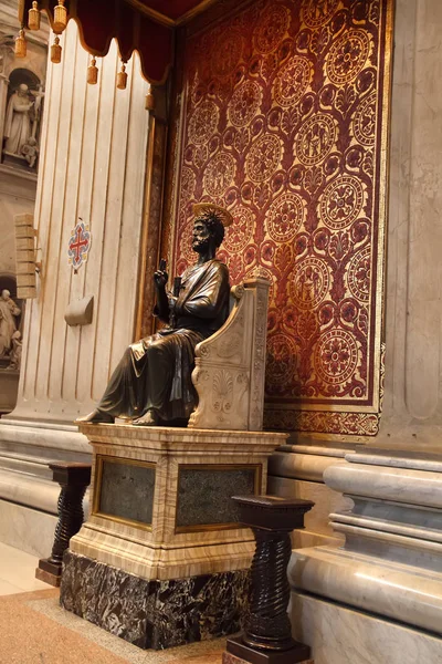 Vaticano, Roma, Italia. Estatua de bronce de San Pedro sosteniendo el k —  Fotos de Stock