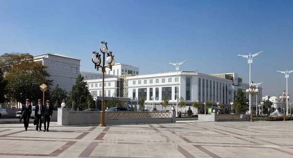 Ashgabad, turkmenistan - Oktober 10, 2014: Gruppe von fröhlichen stu — Stockfoto