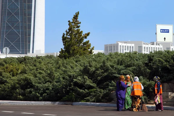 Aszchabad, Turkmenistan - 26 października 2014. Kobiet czyste stre — Zdjęcie stockowe