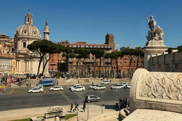 Roma, Italien, April 11, 2016: Trajanus kolumn och Santa Maria di — Stockfoto