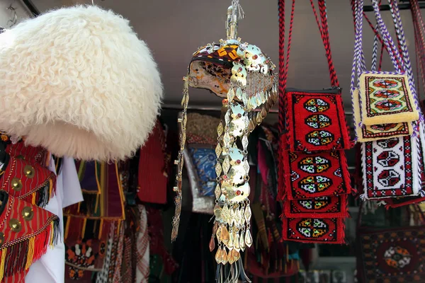 Vestido de cabeça de homens e mulheres nacionais. Sacos decorativos feitos à mão — Fotografia de Stock