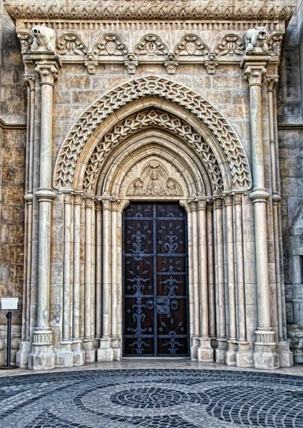 Matthias Church in Budapest. Gate of the Matthias Church. — Stock Photo, Image