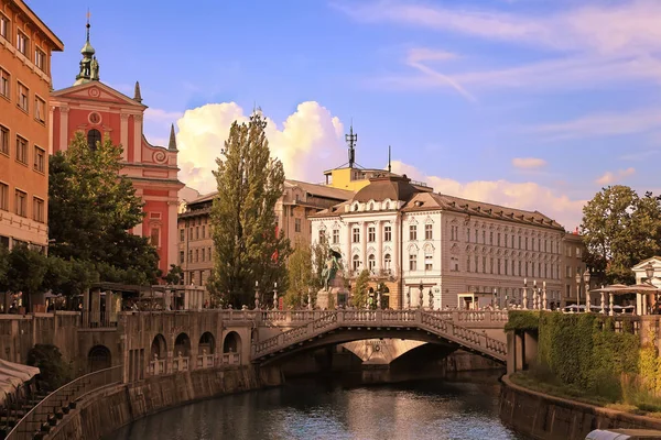 Ljubljana şehrinde eski bina ile Ljubljanica Nehri'nin görüntüleyin — Stok fotoğraf