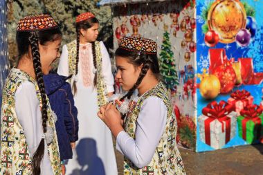 Aşgabat, Türkmenistan - 04 Ocak 2017: İki bilinmeyen genç g