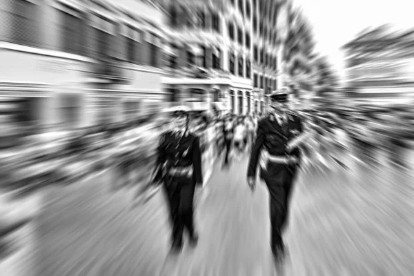 Contexte abstrait. Deux policiers marchent le long du monstre — Photo