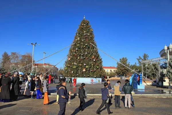 ASHGABAT, TURKMENISTAN - 04 gennaio 2017: albero di Capodanno in t — Foto Stock