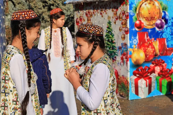 Asjchabad, Turkmenistan - januari 04, 2017: Två okända unga g — Stockfoto