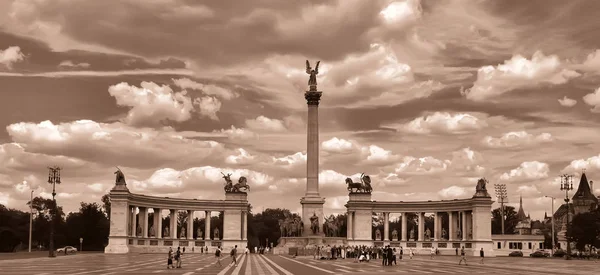 布达佩斯, 匈牙利-2017年6月27日: 英雄千年纪念碑 — 图库照片