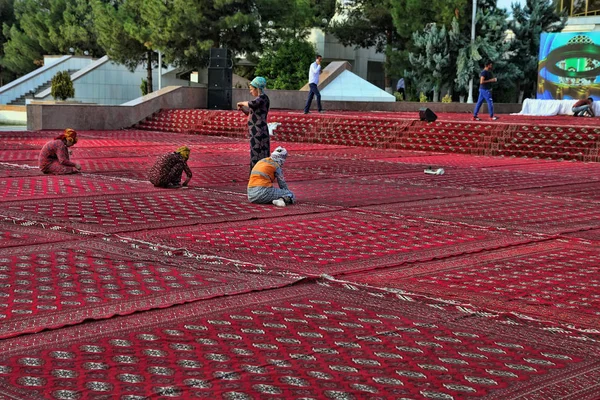 12 septembre 2017. Achgabat, Turkménistan : Les travailleurs préparent un — Photo