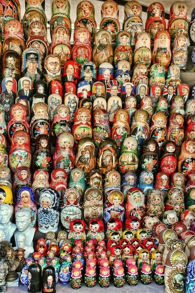 MOSCÚ - 19 de septiembre de 2017: Gran selección de matryoshkas — Foto de Stock