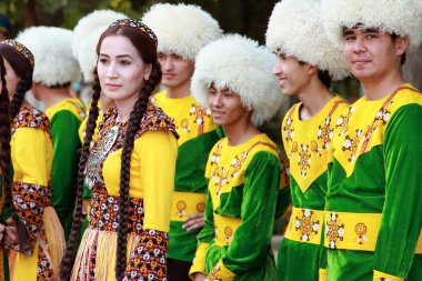 12 Eylül 2017. Aşgabat, Türkmenistan: Dansçı bir grup 