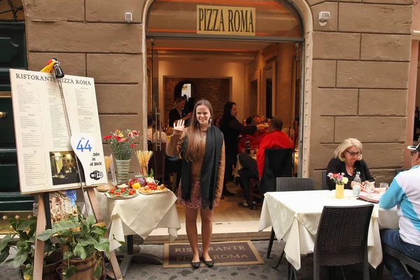 Roma, Italia - 9 de abril de 2017: Un empleado sonriente del restaurante — Foto de Stock