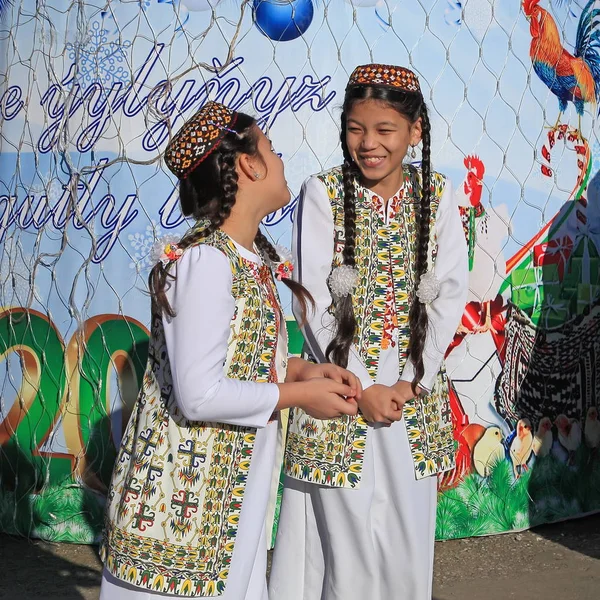 Asjchabad, Turkmenistan - januari 04, 2017: Två okända unga g — Stockfoto