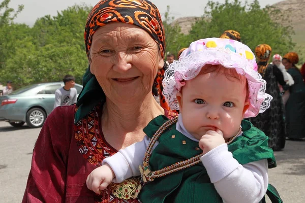 Kov-Ata, Turkmenistán - 30 de abril de 2017: Abuela con su gra —  Fotos de Stock
