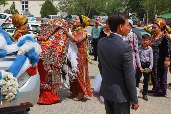 Kov-Ata, Turkmenistán-30 dubna 2017: Turkmenský národní svatba — Stock fotografie