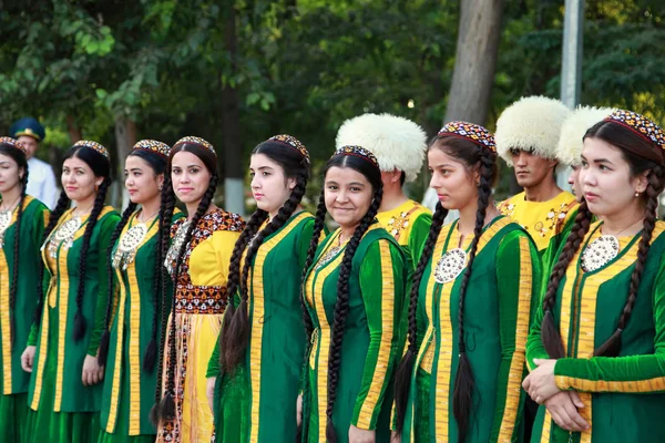 12 сентября 2017 года. Ашхабад, Туркменистан: Группа танцоров — стоковое фото