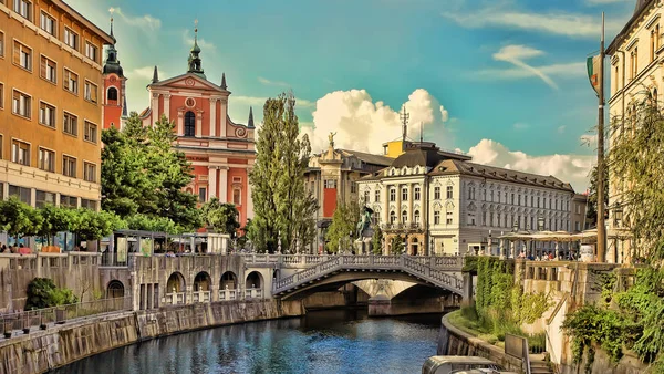 LJUBLJANA, ESLOVENIA - 28 DE JULIO DE 2017: Terraplén del casco antiguo de Lju — Foto de Stock