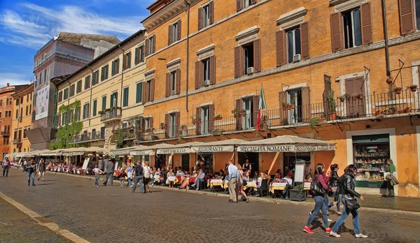 ROMA, ITALIA, 11 DE ABRIL DE 2016: Vista de los restaurantes en Piazza Navo — Foto de Stock